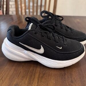 Nike Uplift SC Black White Running Training Shoes Size 2 Y